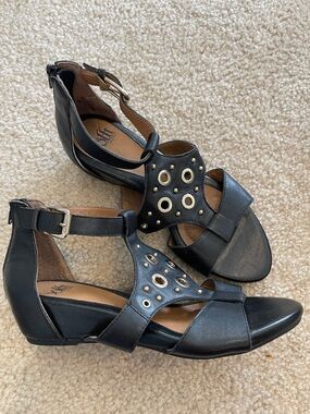 Sofft Black Leather Studded Gladiator Sandals Size 8